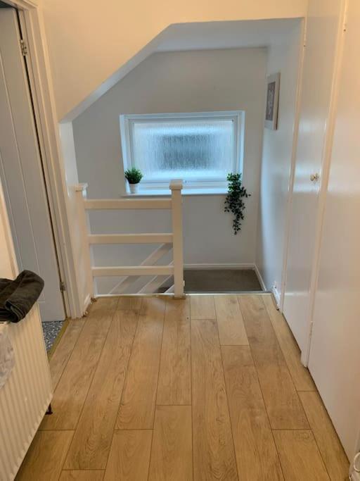 Beaconsfield 4 Bedroom House In Quiet And A Very Pleasant Area, Near London Luton Airport With Free Parking, Fast Wifi, Smart Tv Extérieur photo