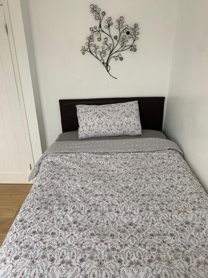 Beaconsfield 4 Bedroom House In Quiet And A Very Pleasant Area, Near London Luton Airport With Free Parking, Fast Wifi, Smart Tv Extérieur photo