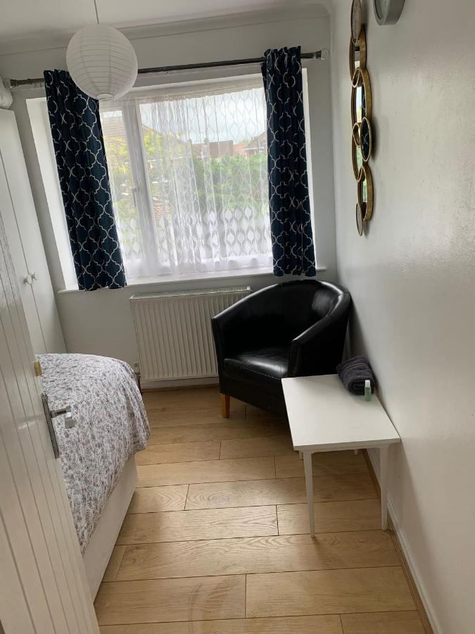 Beaconsfield 4 Bedroom House In Quiet And A Very Pleasant Area, Near London Luton Airport With Free Parking, Fast Wifi, Smart Tv Extérieur photo