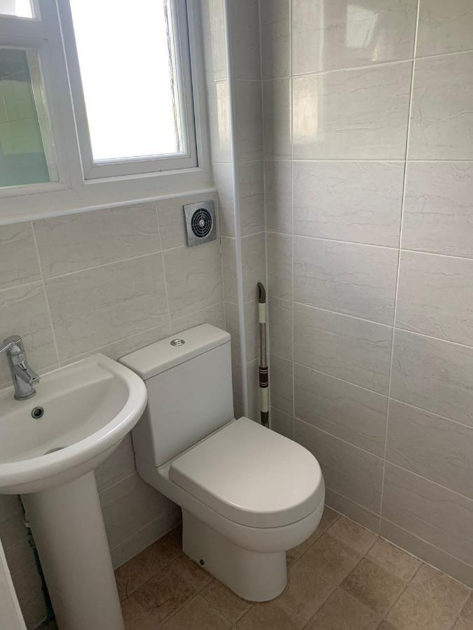 Beaconsfield 4 Bedroom House In Quiet And A Very Pleasant Area, Near London Luton Airport With Free Parking, Fast Wifi, Smart Tv Extérieur photo