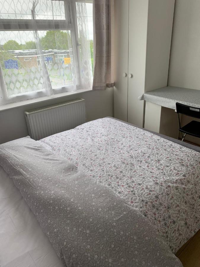 Beaconsfield 4 Bedroom House In Quiet And A Very Pleasant Area, Near London Luton Airport With Free Parking, Fast Wifi, Smart Tv Extérieur photo